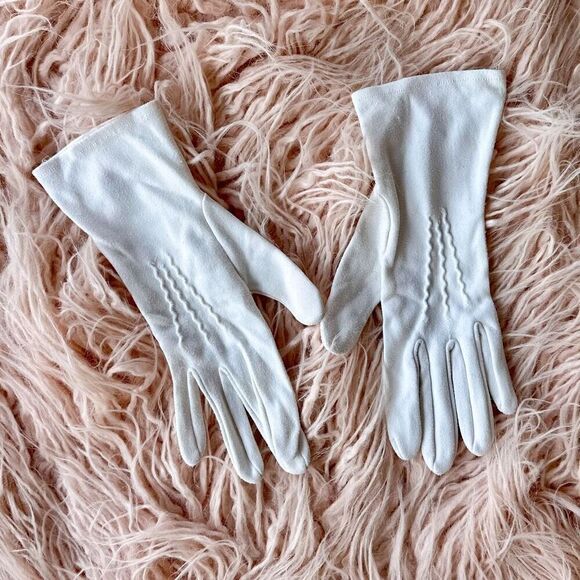 Vintage White Gloves - Picture 1 of 2